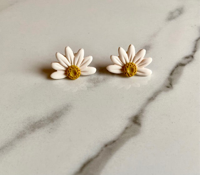 Statement Daisy Studs